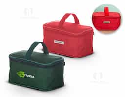 Bolsa térmica compacta confeccionada em nylon, desenvolvida para uso prático em rotinas leves e deslocamentos rápidos. Possui capacidade de 3 litros, ideal para transportar pequenas porções de alimentos ou bebidas, mantendo a organização e a funcionalidade no dia a dia. Acompanha plaquinha metálica aplicada ao design, agregando acabamento diferenciado e possibilitando personalização discreta e durável. Seu formato simples e versátil favorece o uso recorrente, tornando-se um brinde corporativo de fácil aceitação, associado a utilidade real, praticidade e boa exposição de marca.