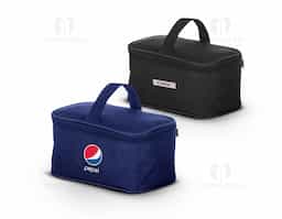 Bolsa térmica compacta confeccionada em nylon, desenvolvida para uso prático em rotinas leves e deslocamentos rápidos. Possui capacidade de 3 litros, ideal para transportar pequenas porções de alimentos ou bebidas, mantendo a organização e a funcionalidade no dia a dia. Acompanha plaquinha metálica aplicada ao design, agregando acabamento diferenciado e possibilitando personalização discreta e durável. Seu formato simples e versátil favorece o uso recorrente, tornando-se um brinde corporativo de fácil aceitação, associado a utilidade real, praticidade e boa exposição de marca.