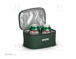 Bolsa térmica compacta confeccionada em nylon, desenvolvida para uso prático em rotinas leves e deslocamentos rápidos. Possui capacidade de 3 litros, ideal para transportar pequenas porções de alimentos ou bebidas, mantendo a organização e a funcionalidade no dia a dia. Acompanha plaquinha metálica aplicada ao design, agregando acabamento diferenciado e possibilitando personalização discreta e durável. Seu formato simples e versátil favorece o uso recorrente, tornando-se um brinde corporativo de fácil aceitação, associado a utilidade real, praticidade e boa exposição de marca.