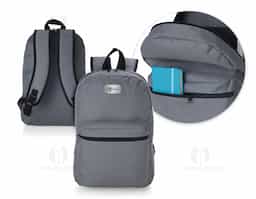 Mochila confeccionada em Nylon 17 Litros. Contém bolso frontal com zíper, alça de mão em nylon e alças para as costas ajustáveis.