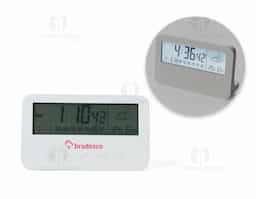 Relógio digital com alarme. Produzido em plástico, o relógio possui um display LCD com exibição das horas, dias da semana, data, alarme, relógio de contagem progressiva e regressiva, temperatura, clima e umidade, parte frontal inferior com botões para ajustes, e parte traseira com compartimento para 2 pilhas AAA (não acompanha). Acompanha manual de instruções em inglês