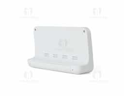 Relógio digital com alarme. Produzido em plástico, o relógio possui um display LCD com exibição das horas, dias da semana, data, alarme, relógio de contagem progressiva e regressiva, temperatura, clima e umidade, parte frontal inferior com botões para ajustes, e parte traseira com compartimento para 2 pilhas AAA (não acompanha). Acompanha manual de instruções em inglês