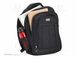 Mochila confeccionada em poliéster com compartimento para notebook. Contém compartimento grande com bolso para notebook até 15,6 polegadas, compartimento mediano com zíper, bolso frontal com zíper, alça de mão, alça superior em nylon, alças de ombro e costas acolchoada com revestimento antitranspirante e bolsos laterais telados.