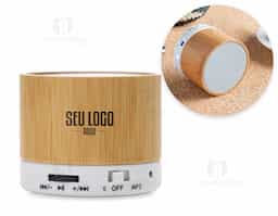 Caixa de som multimídia com Bluetooth e rádio FM. Material plástico com acabamento em bambu, possui a parte inferior com detalhes em relevo de algumas funções: botão Off/On; entrada para cartão MicroSD. Parte inferior com detalhe emborrachado anti-deslizante, acompanha cabo USB