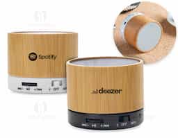 Caixa de som multimídia com Bluetooth e rádio FM. Material plástico com acabamento em bambu, possui a parte inferior com detalhes em relevo de algumas funções: botão Off/On; entrada para cartão MicroSD. Parte inferior com detalhe emborrachado anti-deslizante, acompanha cabo USB