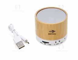 Caixa de som multimídia com Bluetooth e rádio FM. Material plástico com acabamento em bambu, possui a parte inferior com detalhes em relevo de algumas funções: botão Off/On; entrada para cartão MicroSD. Parte inferior com detalhe emborrachado anti-deslizante, acompanha cabo USB