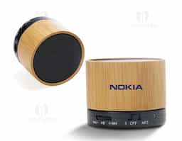 Caixa de som multimídia com Bluetooth e rádio FM. Material plástico com acabamento em bambu, possui a parte inferior com detalhes em relevo de algumas funções: botão Off/On; entrada para cartão MicroSD. Parte inferior com detalhe emborrachado anti-deslizante, acompanha cabo USB