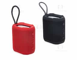 Caixa de som multimídia. Material plástico resistente a água, e falantes com acabamento em tecido, possui um cordão de nylon acoplado para facilitar o transporte. A caixinha funciona nos modos Bluetooth, Radio FM, Cartão TF (Micro SD), Auxiliar e USB.