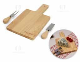Kit queijo 3 peças em estojo kraft, contém: Tábua de bambu retangular, faca reta, e garfo. Tábua com orifício para encaixe.