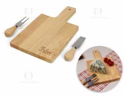 Kit queijo 3 peças em estojo kraft, contém: Tábua de bambu retangular, faca reta, e garfo. Tábua com orifício para encaixe.