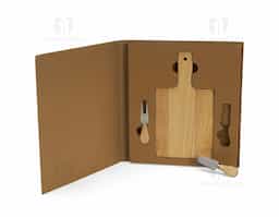 Kit queijo 3 peças em estojo kraft, contém: Tábua de bambu retangular, faca reta, e garfo. Tábua com orifício para encaixe.
