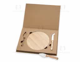 Kit queijo 3 peças em estojo kraft . Contém faca com ponta, faca reta e tábua. Acompanha embalagem de papelão.