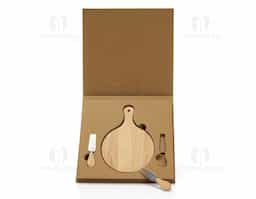 Kit queijo 3 peças em estojo kraft, contém: Tábua de bambu redonda, faca reta, e garfo. Tábua com orifício para encaixe.