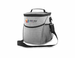 Bolsa térmica com capacidade de 11 litros, confeccionada em nylon poliéster 300D na cor cinza, resistente e prática para o transporte de alimentos e bebidas. Possui bolso frontal e dois bolsos laterais que auxiliam na organização, além de alça de ombro ajustável e alça de mão. Conta com parte interna em alumínio soldado que ajuda a reter líquidos e área no bolso frontal indicada para gravação personalizada.