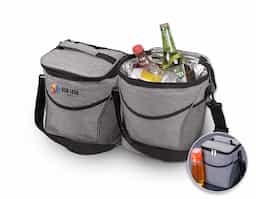 Bolsa térmica com capacidade de 11 litros, confeccionada em nylon poliéster 300D na cor cinza, resistente e prática para o transporte de alimentos e bebidas. Possui bolso frontal e dois bolsos laterais que auxiliam na organização, além de alça de ombro ajustável e alça de mão. Conta com parte interna em alumínio soldado que ajuda a reter líquidos e área no bolso frontal indicada para gravação personalizada.