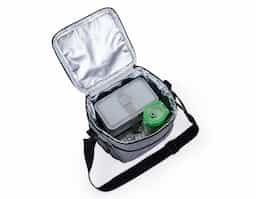 Bolsa térmica com capacidade de 11 litros, confeccionada em nylon poliéster 300D na cor cinza, resistente e prática para o transporte de alimentos e bebidas. Possui bolso frontal e dois bolsos laterais que auxiliam na organização, além de alça de ombro ajustável e alça de mão. Conta com parte interna em alumínio soldado que ajuda a reter líquidos e área no bolso frontal indicada para gravação personalizada.