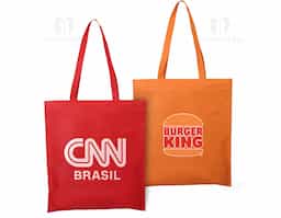 Sacola confeccionada em TNT com gramatura de 100g/m², resistente, leve e ideal para diversas ocasiões. Disponível em várias cores, oferece praticidade e versatilidade para o dia a dia. Conta com alça de 30 cm de altura, proporcionando conforto no transporte. Uma excelente opção de brinde corporativo para eventos, feiras, campanhas promocionais e ações empresariais.