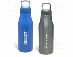 Garrafa 650ml em inox com tampa rosqueável com alça para transporte.