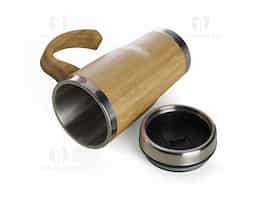 Caneca Bambu de 500ml, pegador de bambu e parte interna em inox. Possui tampa com compartimento que pode ser aberto para beber.