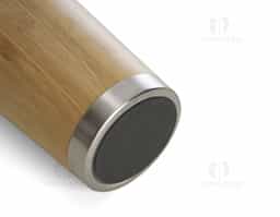 Copo Bambu de 500ml, parte interna em inox. Possui tampa com compartimento que pode ser aberto para beber.