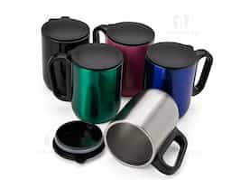 Caneca 250 ml parede dupla em Inox, com pegador de plástico, contém tampa plástica para vedação e base com EVA antiderrapante.