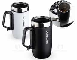 Caneca 275 ml parede dupla em Inox, com pegador de plástico, contém tampa com compartimento que ao deslizar, pode ser aberto para beber e base com EVA antiderrapante.