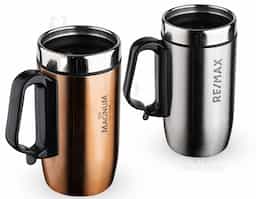Caneca 275 ml parede dupla em Inox, com pegador de plástico, contém tampa com compartimento que ao deslizar, pode ser aberto para beber e base com EVA antiderrapante.