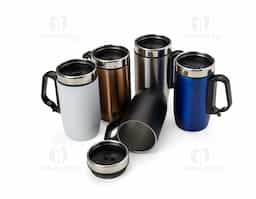 Caneca 275 ml parede dupla em Inox, com pegador de plástico, contém tampa com compartimento que ao deslizar, pode ser aberto para beber e base com EVA antiderrapante.