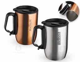 Caneca 400 ml parede dupla em Inox, com pegador de plástico, contém tampa com compartimento que ao deslizar, pode ser aberto para beber e base com EVA antiderrapante.