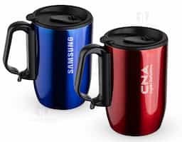 Caneca 400 ml parede dupla em Inox, com pegador de plástico, contém tampa com compartimento que ao deslizar, pode ser aberto para beber e base com EVA antiderrapante.