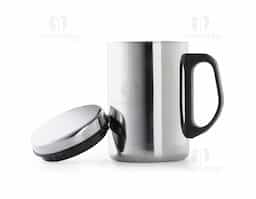 Caneca de 350ml inox com parede dupla, possui tampa com vedação e pegador plástico