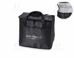Bolsa térmica confeccionada em poliéster 420D, material resistente e adequado para uso frequente, indicada para quem precisa de amplo espaço e praticidade no transporte. Possui capacidade de 37 litros, permitindo armazenar grandes volumes de alimentos e bebidas com melhor organização. Conta com bolso frontal funcional, que facilita o acesso a itens complementares e otimiza o uso do espaço externo. Seu design robusto e utilitário favorece aplicações prolongadas, tornando-a um brinde corporativo de alto impacto, associado a durabilidade, utilidade real e forte presença no cotidiano do usuário.