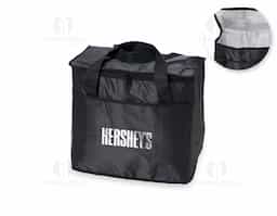Bolsa térmica confeccionada em poliéster 420D, material resistente e adequado para uso frequente, indicada para quem precisa de amplo espaço e praticidade no transporte. Possui capacidade de 37 litros, permitindo armazenar grandes volumes de alimentos e bebidas com melhor organização. Conta com bolso frontal funcional, que facilita o acesso a itens complementares e otimiza o uso do espaço externo. Seu design robusto e utilitário favorece aplicações prolongadas, tornando-a um brinde corporativo de alto impacto, associado a durabilidade, utilidade real e forte presença no cotidiano do usuário.