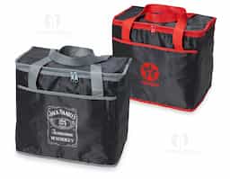 Bolsa térmica confeccionada em poliéster 420D, material resistente e adequado para uso frequente, indicada para quem precisa de amplo espaço e praticidade no transporte. Possui capacidade de 37 litros, permitindo armazenar grandes volumes de alimentos e bebidas com melhor organização. Conta com bolso frontal funcional, que facilita o acesso a itens complementares e otimiza o uso do espaço externo. Seu design robusto e utilitário favorece aplicações prolongadas, tornando-a um brinde corporativo de alto impacto, associado a durabilidade, utilidade real e forte presença no cotidiano do usuário.