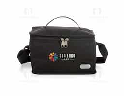 Bolsa térmica confeccionada em nylon, material leve e resistente, ideal para uso diário e deslocamentos rápidos. Possui capacidade de 6 litros, oferecendo espaço funcional para transportar alimentos e bebidas com organização. A plaquinha metálica fixa agrega acabamento diferenciado e permite personalização discreta e durável, integrada ao design do produto. Seu formato compacto favorece o uso recorrente, tornando-a um brinde corporativo prático e de boa aceitação, associado à utilidade real, durabilidade e presença constante da marca no cotidiano do usuário.