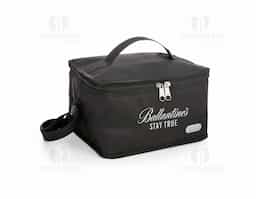 Bolsa térmica confeccionada em nylon, material leve e resistente, ideal para uso diário e deslocamentos rápidos. Possui capacidade de 6 litros, oferecendo espaço funcional para transportar alimentos e bebidas com organização. A plaquinha metálica fixa agrega acabamento diferenciado e permite personalização discreta e durável, integrada ao design do produto. Seu formato compacto favorece o uso recorrente, tornando-a um brinde corporativo prático e de boa aceitação, associado à utilidade real, durabilidade e presença constante da marca no cotidiano do usuário.