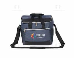 Bolsa térmica confeccionada em poliéster resistente à água e capacidade de até 15 litros. Possui revestimento interno em PEVA antivazamento, que ajuda a conservar a temperatura de alimentos e bebidas por mais tempo. Conta com bolso frontal com zíper, dois bolsos laterais em tela de nylon, alças de mão e alça transversal fixa, regulável e com apoio para ombro.