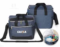 Bolsa térmica confeccionada em poliéster resistente à água e capacidade de até 15 litros. Possui revestimento interno em PEVA antivazamento, que ajuda a conservar a temperatura de alimentos e bebidas por mais tempo. Conta com bolso frontal com zíper, dois bolsos laterais em tela de nylon, alças de mão e alça transversal fixa, regulável e com apoio para ombro.