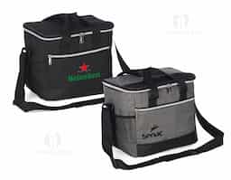 Bolsa térmica confeccionada em poliéster resistente à água e capacidade de até 15 litros. Possui revestimento interno em PEVA antivazamento, que ajuda a conservar a temperatura de alimentos e bebidas por mais tempo. Conta com bolso frontal com zíper, dois bolsos laterais em tela de nylon, alças de mão e alça transversal fixa, regulável e com apoio para ombro.