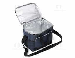 Bolsa térmica confeccionada em poliéster resistente à água e capacidade de até 15 litros. Possui revestimento interno em PEVA antivazamento, que ajuda a conservar a temperatura de alimentos e bebidas por mais tempo. Conta com bolso frontal com zíper, dois bolsos laterais em tela de nylon, alças de mão e alça transversal fixa, regulável e com apoio para ombro.