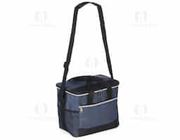 Bolsa térmica confeccionada em poliéster resistente à água e capacidade de até 15 litros. Possui revestimento interno em PEVA antivazamento, que ajuda a conservar a temperatura de alimentos e bebidas por mais tempo. Conta com bolso frontal com zíper, dois bolsos laterais em tela de nylon, alças de mão e alça transversal fixa, regulável e com apoio para ombro.