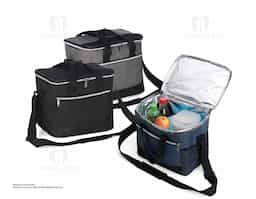Bolsa térmica confeccionada em poliéster resistente à água e capacidade de até 15 litros. Possui revestimento interno em PEVA antivazamento, que ajuda a conservar a temperatura de alimentos e bebidas por mais tempo. Conta com bolso frontal com zíper, dois bolsos laterais em tela de nylon, alças de mão e alça transversal fixa, regulável e com apoio para ombro.