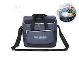 Bolsa térmica confeccionada em poliéster resistente à água e capacidade de até 15 litros. Possui revestimento interno em PEVA antivazamento, que ajuda a conservar a temperatura de alimentos e bebidas por mais tempo. Conta com bolso frontal com zíper, dois bolsos laterais em tela de nylon, alças de mão e alça transversal fixa, regulável e com apoio para ombro.