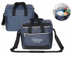 Bolsa térmica confeccionada em poliéster resistente à água e capacidade de até 15 litros. Possui revestimento interno em PEVA antivazamento, que ajuda a conservar a temperatura de alimentos e bebidas por mais tempo. Conta com bolso frontal com zíper, dois bolsos laterais em tela de nylon, alças de mão e alça transversal fixa, regulável e com apoio para ombro.