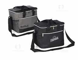 Bolsa térmica confeccionada em poliéster resistente à água e capacidade de até 15 litros. Possui revestimento interno em PEVA antivazamento, que ajuda a conservar a temperatura de alimentos e bebidas por mais tempo. Conta com bolso frontal com zíper, dois bolsos laterais em tela de nylon, alças de mão e alça transversal fixa, regulável e com apoio para ombro.