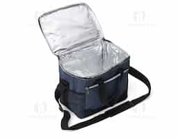 Bolsa térmica confeccionada em poliéster resistente à água e capacidade de até 15 litros. Possui revestimento interno em PEVA antivazamento, que ajuda a conservar a temperatura de alimentos e bebidas por mais tempo. Conta com bolso frontal com zíper, dois bolsos laterais em tela de nylon, alças de mão e alça transversal fixa, regulável e com apoio para ombro.
