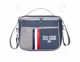 Bolsa térmica confeccionada em nylon, com capacidade de 7 litros, projetada para oferecer praticidade e organização no uso diário. Possui dois compartimentos bem distribuídos, sendo o principal com revestimento térmico que auxilia na conservação da temperatura de alimentos e bebidas. Conta ainda com bolso frontal funcional, ideal para itens de apoio ou acesso rápido. Acompanha alça transversal, que garante conforto e versatilidade no transporte. Um item compacto, funcional e de uso recorrente, que se destaca como brinde corporativo pela utilidade real e pela presença constante na rotina do usuário.