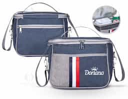 Bolsa térmica confeccionada em nylon, com capacidade de 7 litros, projetada para oferecer praticidade e organização no uso diário. Possui dois compartimentos bem distribuídos, sendo o principal com revestimento térmico que auxilia na conservação da temperatura de alimentos e bebidas. Conta ainda com bolso frontal funcional, ideal para itens de apoio ou acesso rápido. Acompanha alça transversal, que garante conforto e versatilidade no transporte. Um item compacto, funcional e de uso recorrente, que se destaca como brinde corporativo pela utilidade real e pela presença constante na rotina do usuário.