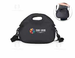 Bolsa térmica de mão com capacidade de 8 litros, confeccionada em nylon, material leve, resistente e adequado para uso frequente. Seu design compacto facilita o transporte de alimentos e bebidas em rotinas diárias e deslocamentos curtos. Conta com alça equipada com gancho, permitindo utilizá-la carregada ao corpo com mais conforto e praticidade. Acompanha plaquinha para personalização, integrada ao produto de forma discreta e durável. Um brinde corporativo funcional, pensado para uso real, que alia mobilidade, utilidade e boa exposição de marca no dia a dia.