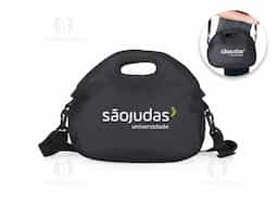Bolsa térmica de mão com capacidade de 8 litros, confeccionada em nylon, material leve, resistente e adequado para uso frequente. Seu design compacto facilita o transporte de alimentos e bebidas em rotinas diárias e deslocamentos curtos. Conta com alça equipada com gancho, permitindo utilizá-la carregada ao corpo com mais conforto e praticidade. Acompanha plaquinha para personalização, integrada ao produto de forma discreta e durável. Um brinde corporativo funcional, pensado para uso real, que alia mobilidade, utilidade e boa exposição de marca no dia a dia.